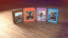 Ein Case mit 4 Starter Decks.
Je Starter Deck 60 Karten + 1 Foil Herrscher + Token.